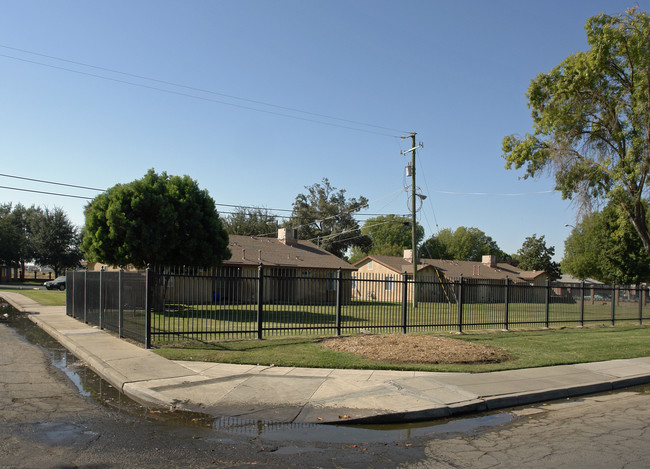 Yosemite Village in Fresno, CA - Foto de edificio - Building Photo