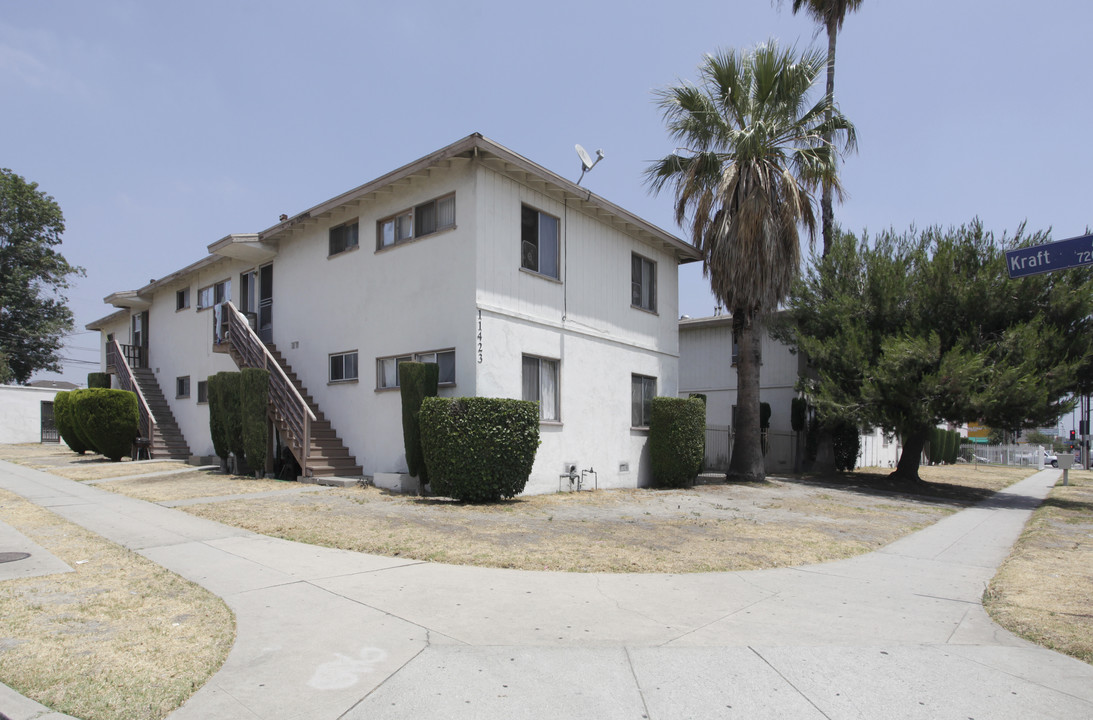 11407-11423 Sherman Way in North Hollywood, CA - Building Photo