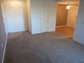 231 W Horizon Ridge Pkwy in Henderson, NV - Building Photo - Building Photo
