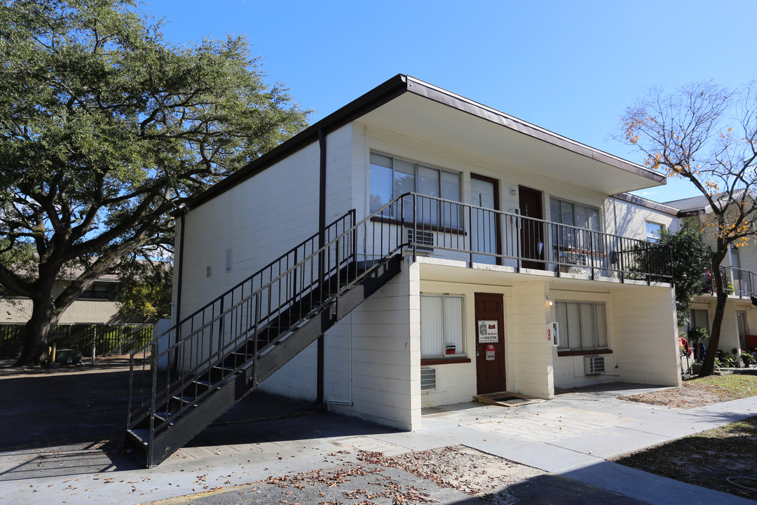 Camelot Apartments in Tampa, FL - Building Photo