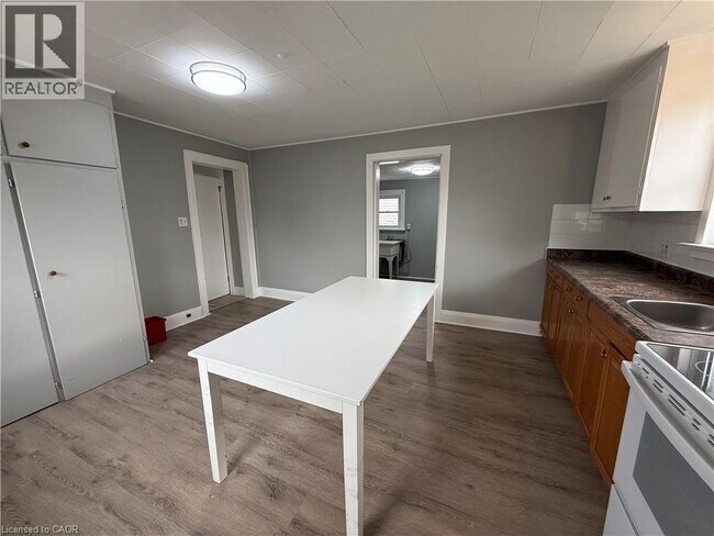 103 ELLIOTT St in Cambridge, ON - Building Photo - Building Photo