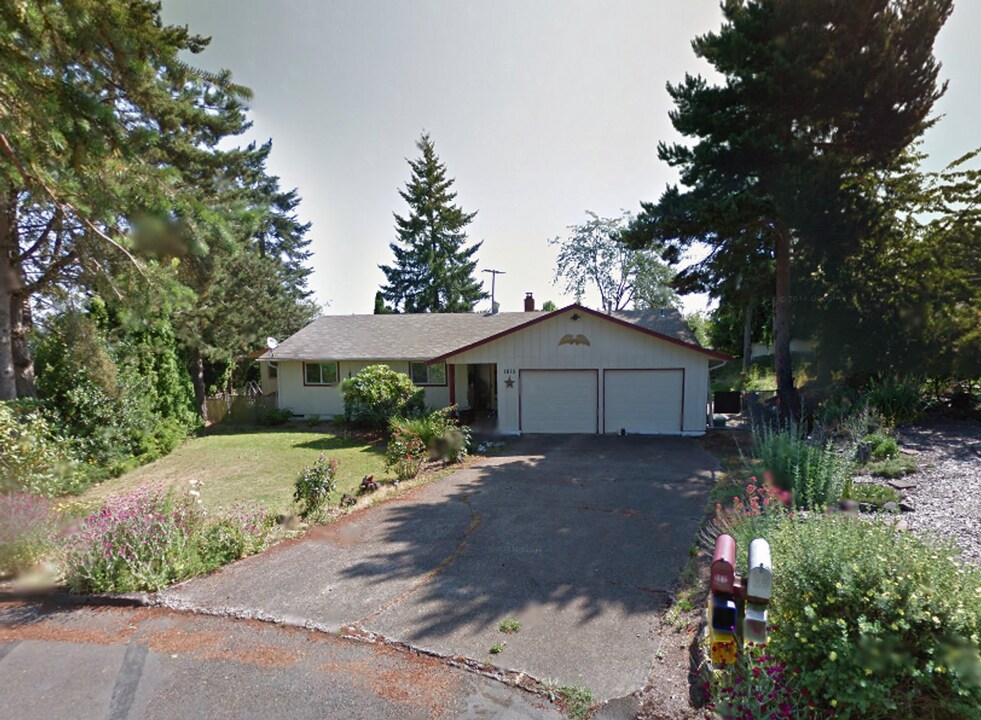 1815 NW Daemon Pl in Albany, OR - Foto de edificio