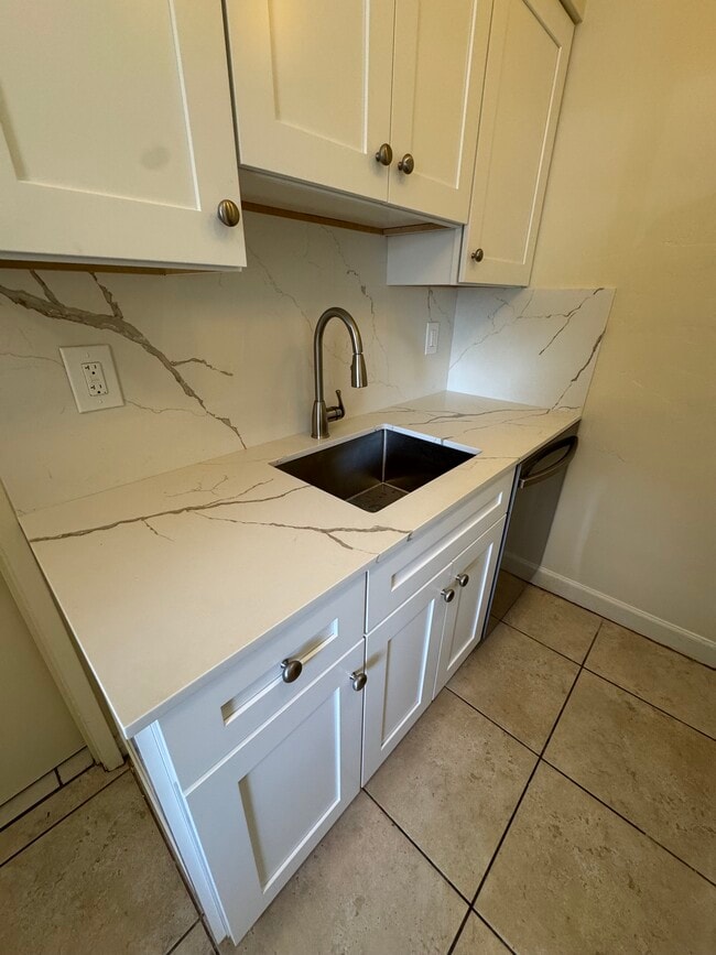 2585 NE 11th Ct in Pompano Beach, FL - Building Photo - Building Photo