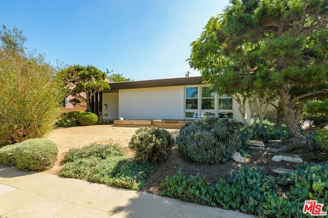 1856 Hi Point St in Los Angeles, CA - Building Photo - Building Photo