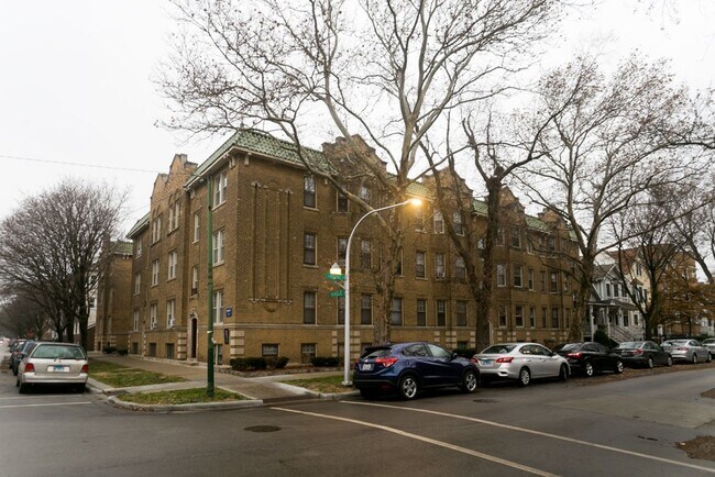 property at 2105 W Ainslie St