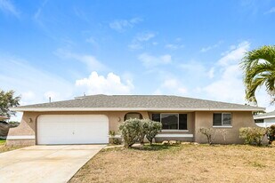 3410 SE 11th Ave in Cape Coral, FL - Building Photo