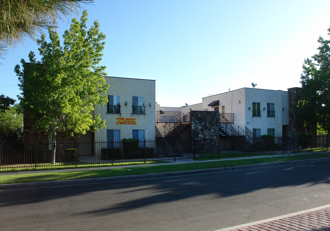 1339 W Avenue I in Lancaster, CA - Foto de edificio - Building Photo