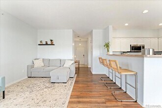 8427 S Hoyt Way, Unit 201 in Littleton, CO - Building Photo - Building Photo