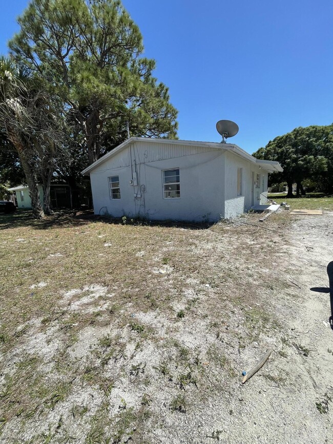 1209 Ave J in Fort Pierce, FL - Building Photo - Building Photo