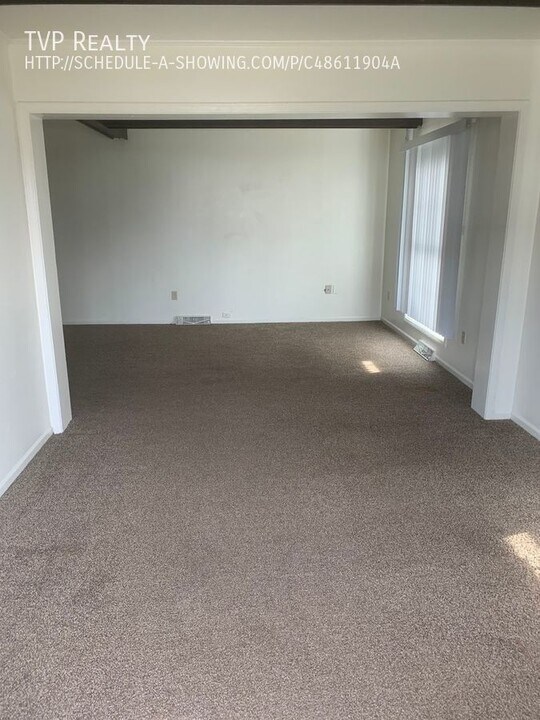39 Hancock Ln in Elyria, OH - Building Photo