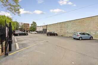 2342 N Spaulding Ave in Chicago, IL - Foto de edificio - Building Photo