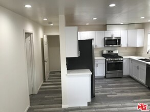 802 No Dillon St in Los Angeles, CA - Building Photo - Interior Photo