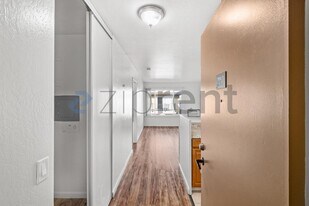 100 Village Dr in Brentwood, CA - Building Photo