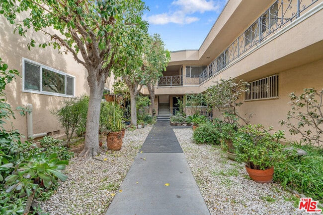 2030 N Vermont Ave in Los Angeles, CA - Building Photo - Building Photo