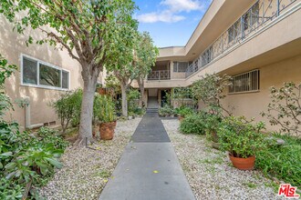 2030 N Vermont Ave in Los Angeles, CA - Building Photo - Building Photo