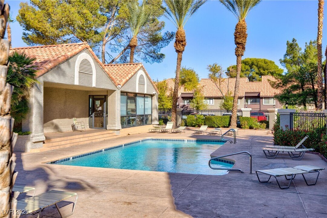 5058 S Rainbow Blvd in Las Vegas, NV - Building Photo