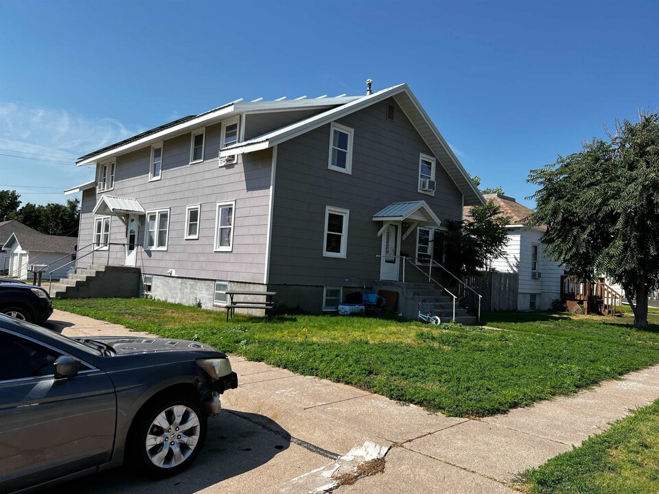 302 W 7th St in Ogallala, NE - Building Photo