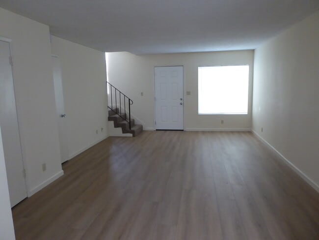 240 Ellwood Beach Dr in Goleta, CA - Foto de edificio - Building Photo