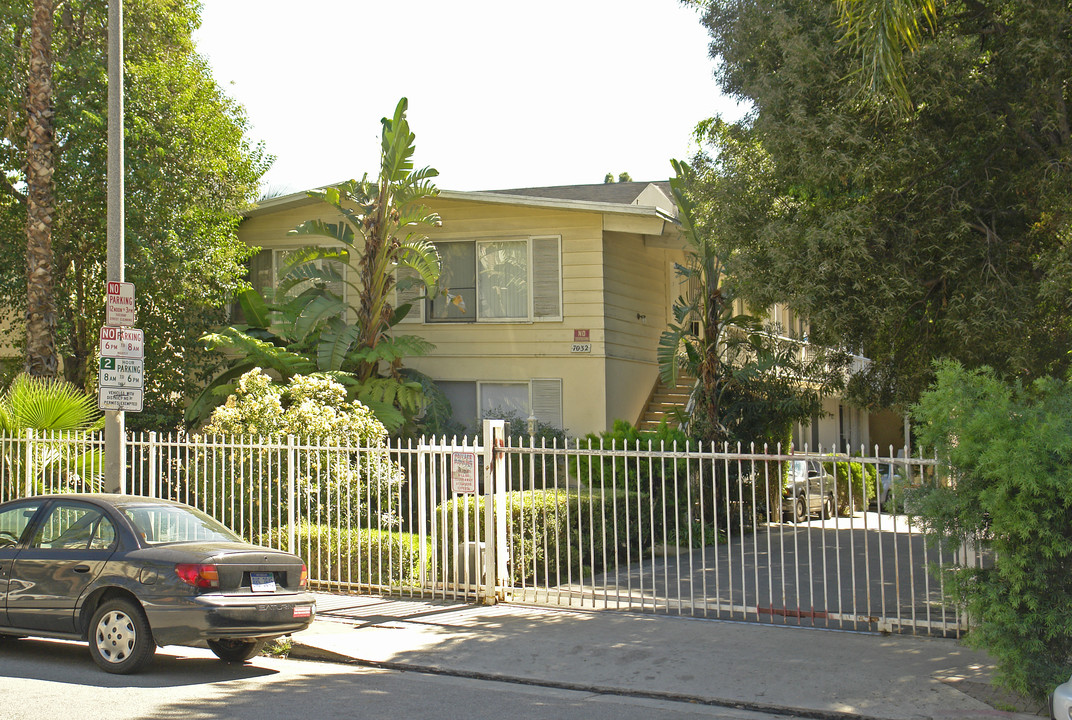 7032 Hawthorn Ave in Los Angeles, CA - Foto de edificio