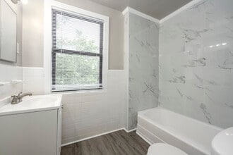 Capitol Square Apartments in Brentwood, MD - Foto de edificio - Building Photo
