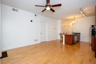 565 W Quincy St in Chicago, IL - Building Photo - Building Photo