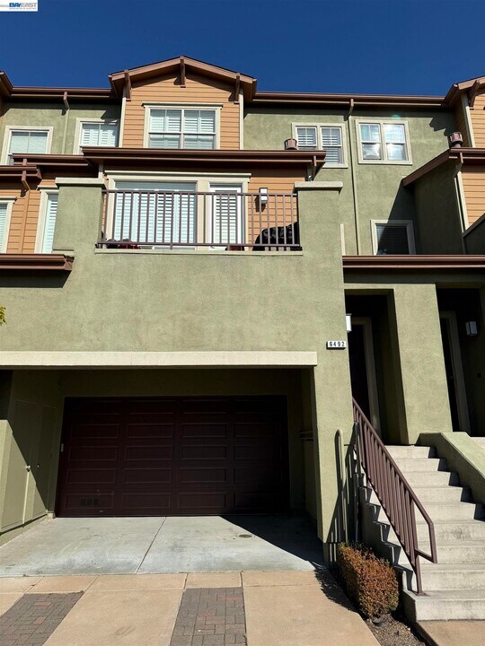 6492 Bayview Dr in Oakland, CA - Building Photo
