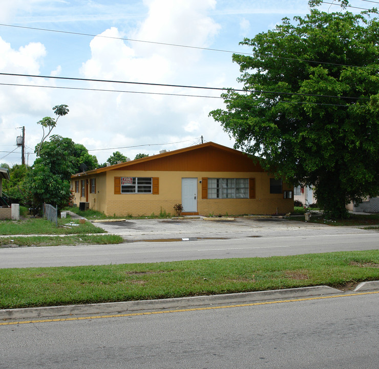 5996 NW 19th St in Fort Lauderdale, FL - Foto de edificio