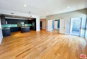 4211 Redwood Ave in Los Angeles, CA - Building Photo