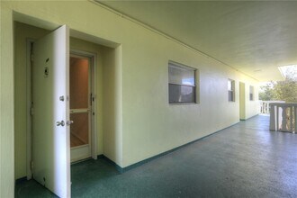 1100 Ponce De Leon Cir, Unit APT W305 in Vero Beach, FL - Foto de edificio - Building Photo