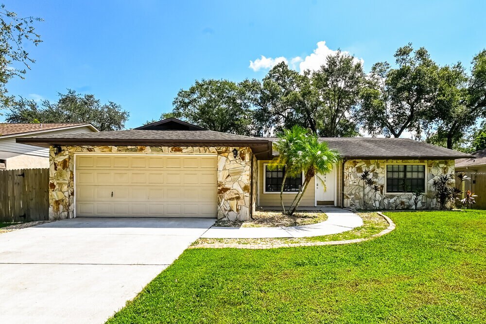 846 Timber Pond Dr in Brandon, FL - Building Photo