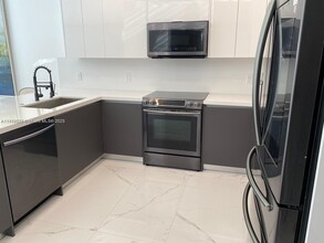 8779 NW 98th Ave in Doral, FL - Building Photo - Building Photo