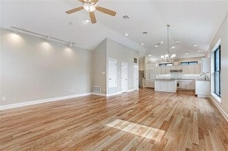323 W Robert E Lee Blvd in New Orleans, LA - Foto de edificio - Building Photo