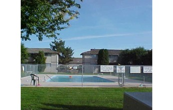 Sundown Square Apartments in Ontario, OR - Building Photo - Building Photo