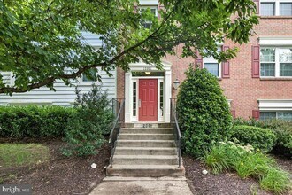 12001 Golf Ridge Ct, Unit 302 in Fairfax, VA - Building Photo - Building Photo