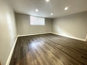 8 Bryon Rd, Unit 1 in Boston College, MA - Foto de edificio - Building Photo