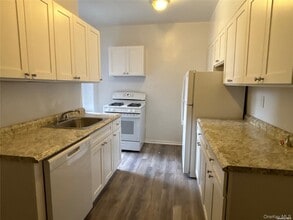 12 Welwyn Rd in Great Neck, NY - Building Photo - Building Photo