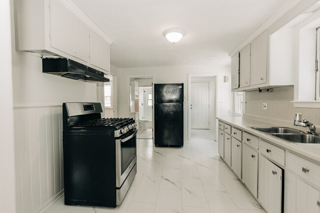31 Catherine St, Unit 31 Catherine St. 2nd Fl in Bristol, RI - Building Photo - Building Photo