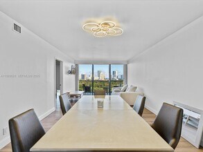 20335 W Country Club Dr in Aventura, FL - Building Photo - Building Photo