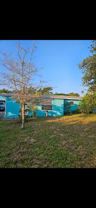 3715 Maple St in Sebastian, FL - Foto de edificio