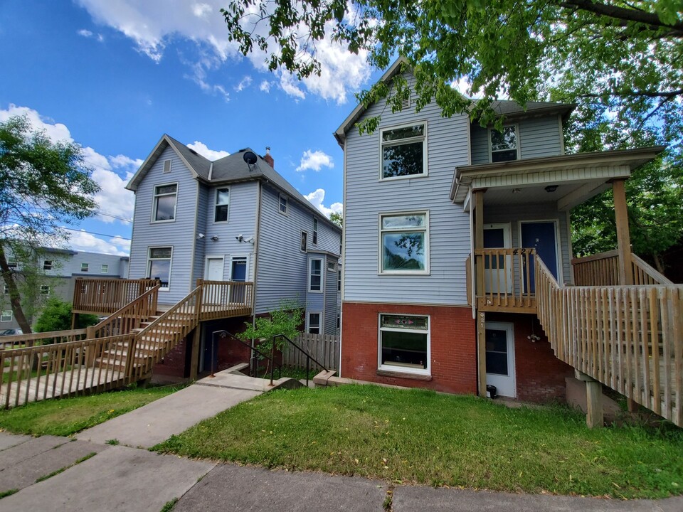 419 N 1st Ave W in Duluth, MN - Foto de edificio