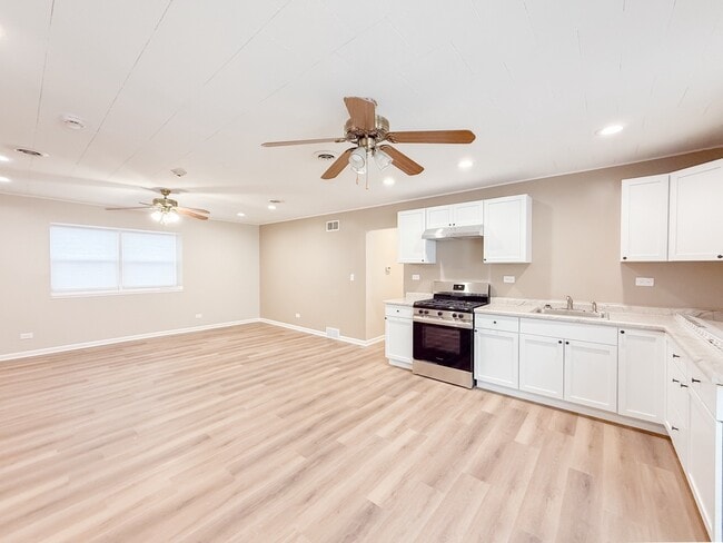 106 E State Rd in Island Lake, IL - Building Photo - Building Photo