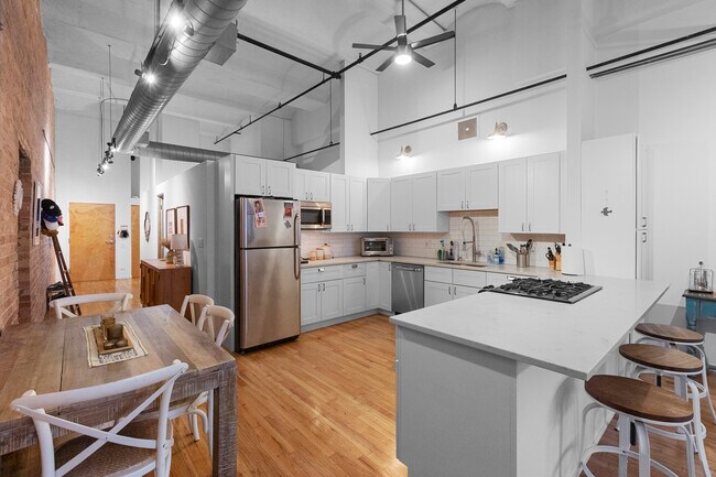 1000 W Washington Blvd, Unit 314 in Chicago, IL - Building Photo - Building Photo