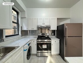 51-17 Skillman Ave in Queens, NY - Foto de edificio - Building Photo