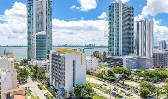 444 NE 30th St, Unit 902 in Miami, FL - Building Photo