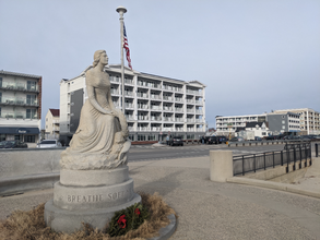 315 Ocean Blvd in Hampton, NH - Foto de edificio - Building Photo