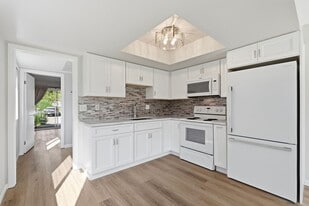 27735 Mountain Meadow Rd, Unit 19 in Escondido, CA - Building Photo