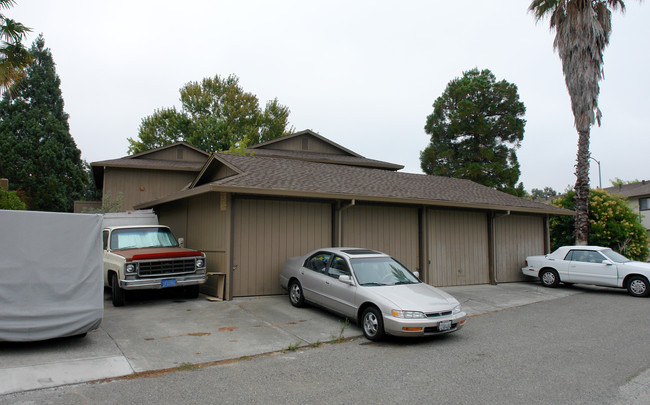 904 Joanne Ct in Rohnert Park, CA - Building Photo - Building Photo