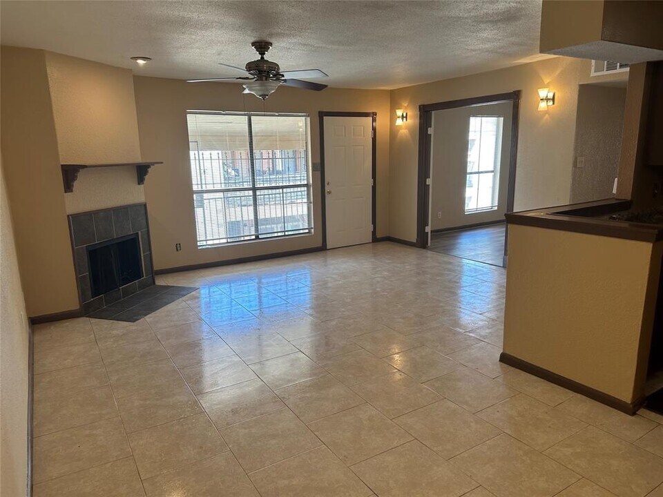 10100 S Gessner Rd in Houston, TX - Building Photo