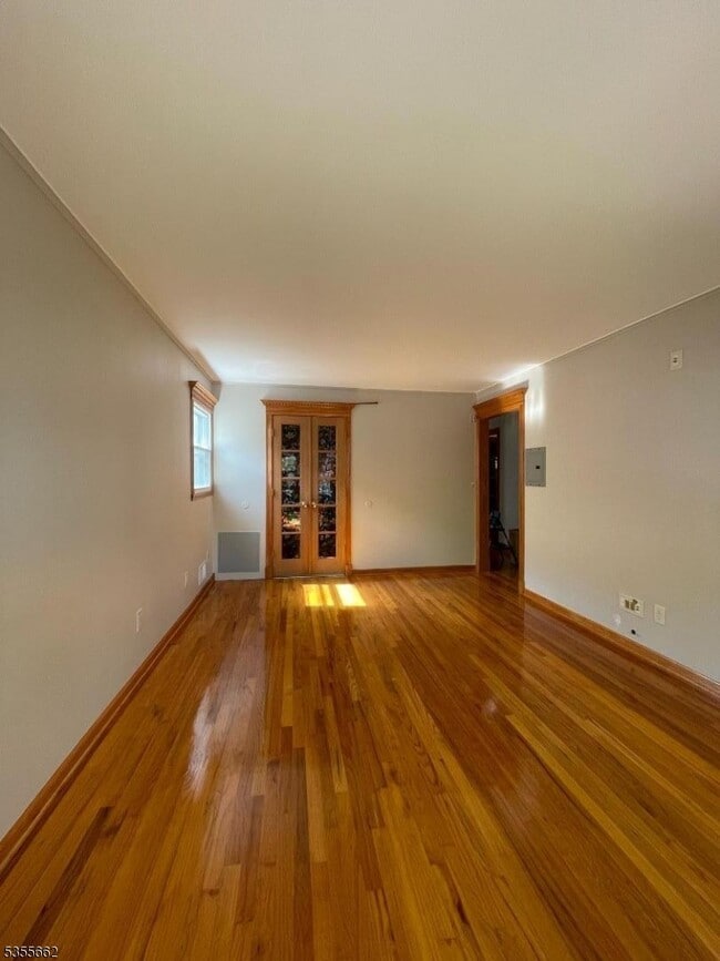 331 Boxwood Ct in Elizabeth, NJ - Building Photo - Building Photo