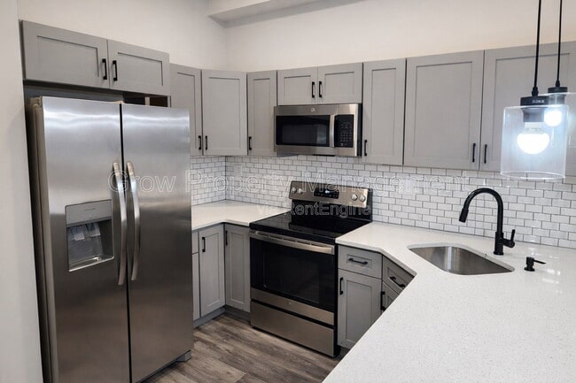 property at 623 W Oxford St